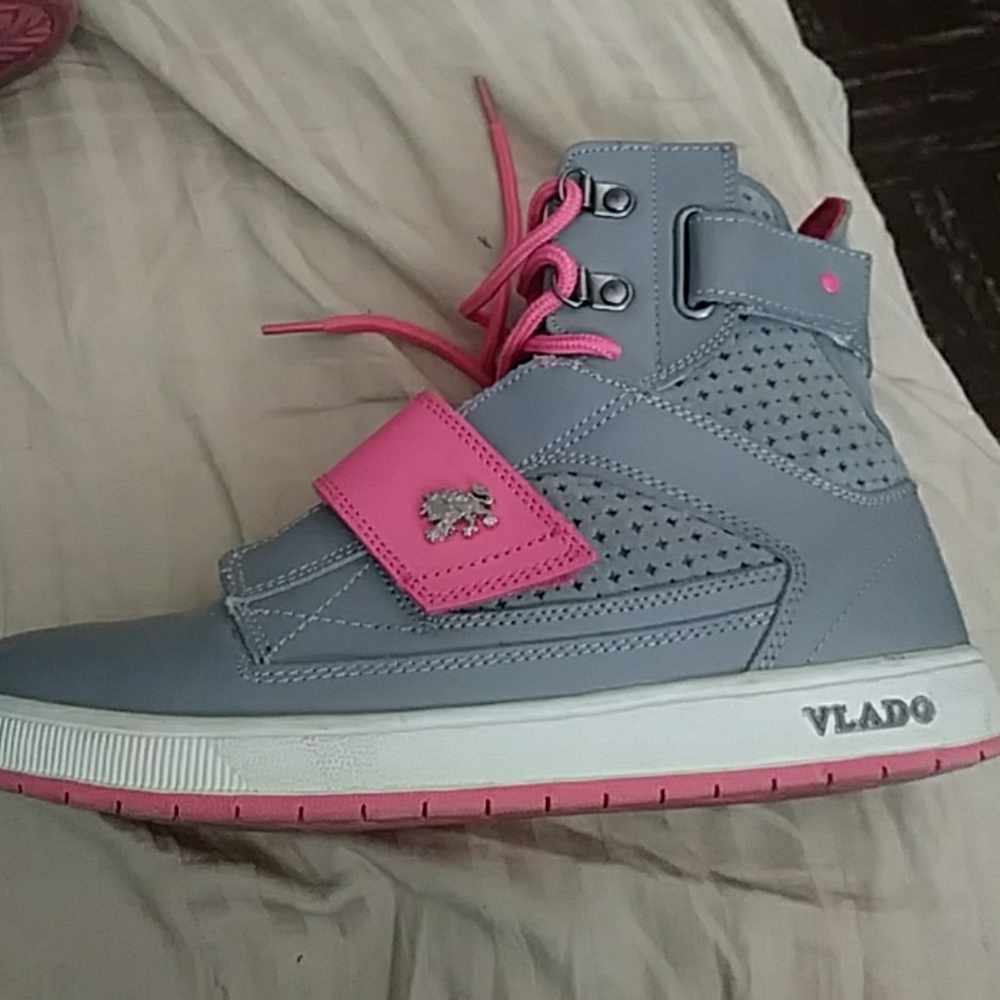 I am selling Vlado shoes